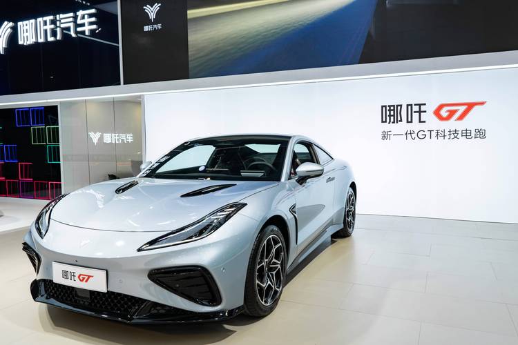 东莞204哪吒汽车在智能汽车领域的表现，领途汽车在新能源汽车市场中的影响力